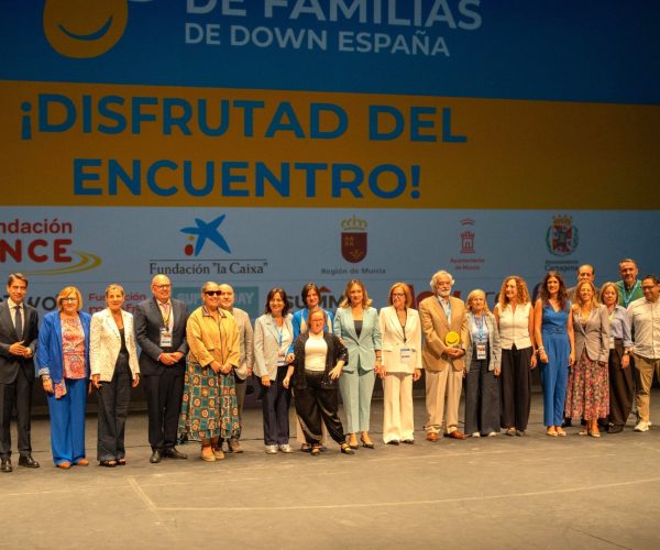 Autoridades, profesiones y miembros de diferentes asociaciones, durante el final de la inauguración