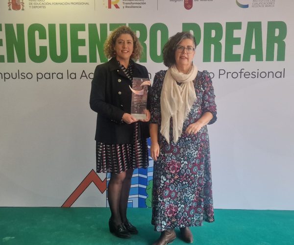 Inés Marques, y Carmen Lorenzo, tras la entrega del reconocimiento